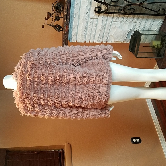 Pink fuzzy coat - Picture 4 of 5